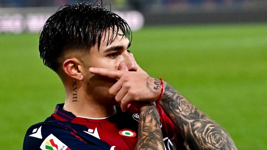 Santi castro con su festejo caracteristico. foto: @bolognafc1909.