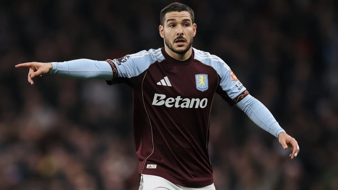 Buendía ordena el mediocampo de los Villanos que ganaron en la Premier. foto: @avfcofficial.