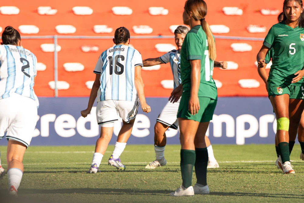 Foto: La jugadora de Platense Julia Vinhas marca el primer gol de la victoria argentina por 4 a 0 ante Bolivia Foto: @Argentina