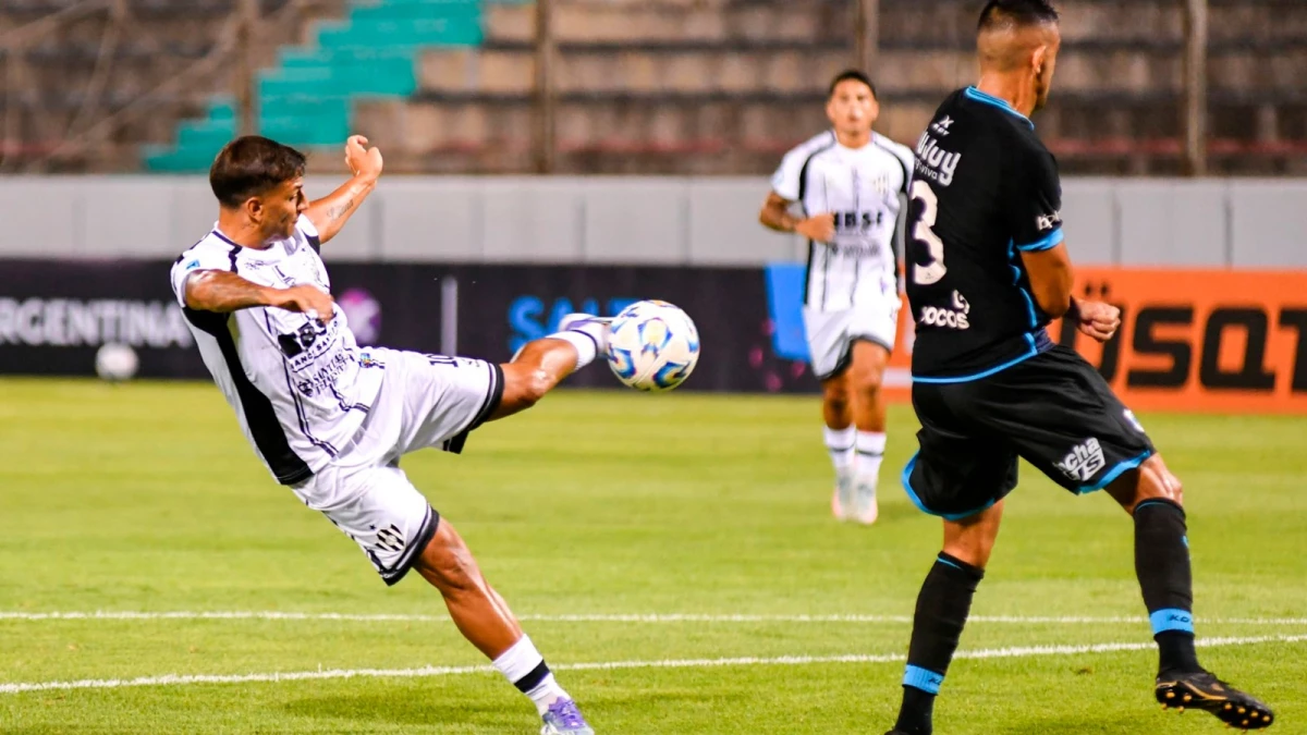Foto:@Copa_Argentina. Iacobellis ya impactó de volea y convierte el primer gol de la noche en Salta. No le alcanzó a Central Córdoba de Santiago del Estero, eliminado en la tanda de penales