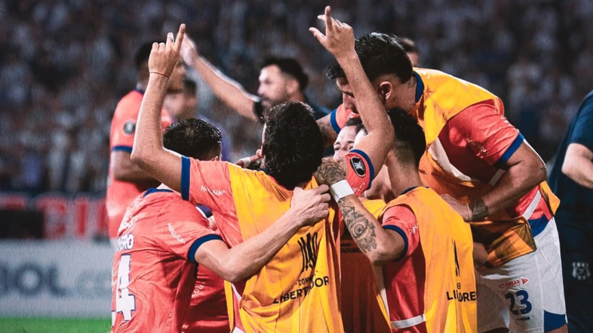 Foto:@Club2deMayo. El equipo paraguayo hizo historia: empató 1-1 con Alianza Lima en Perú y lo eliminó de la Libertadores