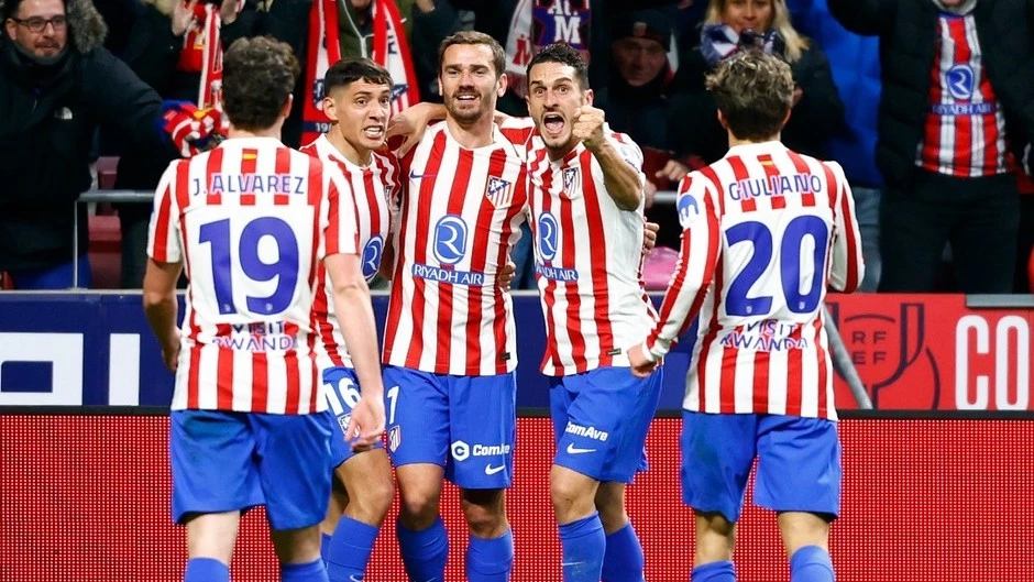 Nahuel Molina, un ariete frente al Barsa abrazado a Griezmann, espera a Julian y Giuliano. foto: @rfef.