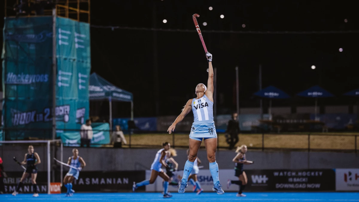 Vuelo espectacular de Julieta jankunas para recuperar una bocha. foto: @fih.