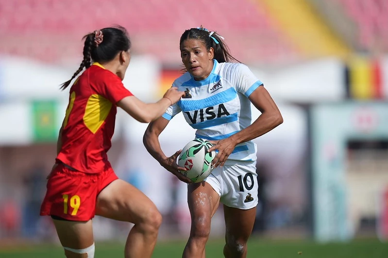 Foto:Prensa UAR. Sofía González lleva la pelota ante la marca rival. Las Yaguaretés vencieron en los tres partidos que jugaron