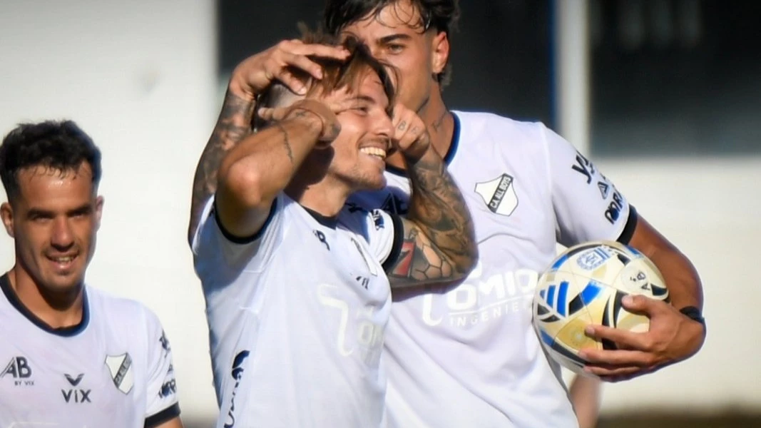 Foto:@caallboys. Reaccionó y lo dio vuelta. El Albo de Floresta, con un gol de Purita (imagen) le ganó a Mitre de Santiago del Estero