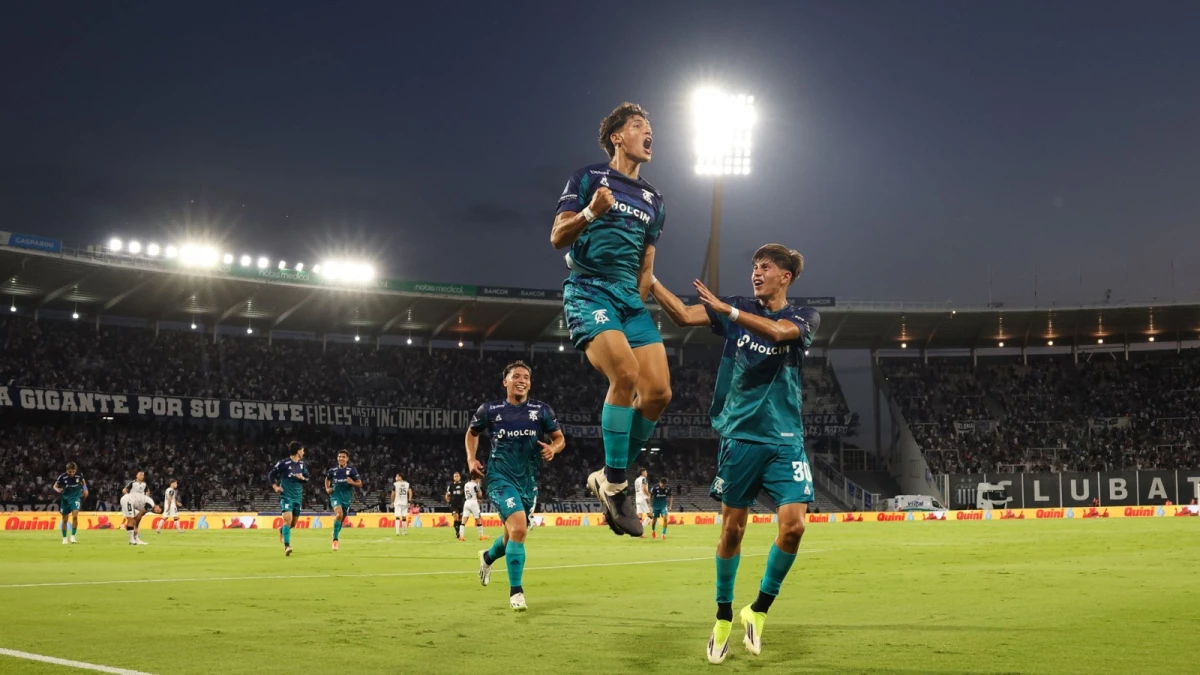 Foto:@CATalleresdecba. El joven Dávila festeja uno de sus tantos. Ganó Talleres y se acomoda mejor en la tabla.