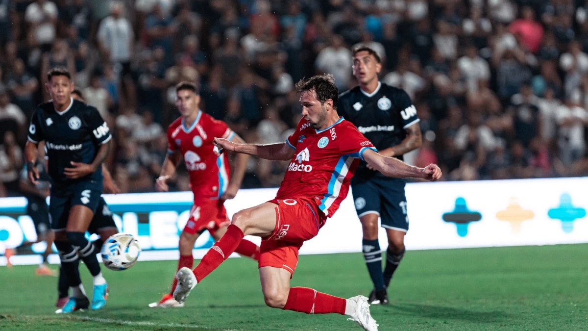 Foto:@Belgrano. El Mudo Vázquez ya conectó y le dará el triunfo al Pirata del Barrio Alberdi