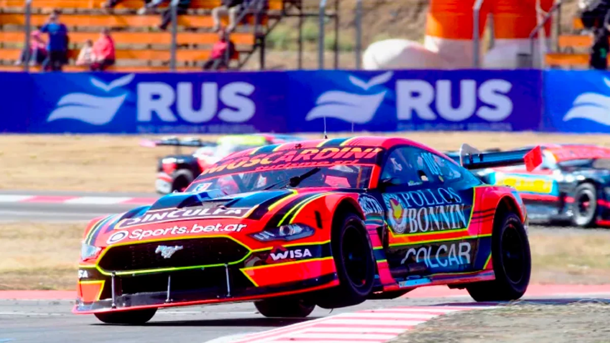 Foto: Prensa ACTC. El pibe platense Nicolás Moscardini, con Ford Mustang, heredó la victoria, tras la desclasificación del mendocino Julián Santero (BMW)