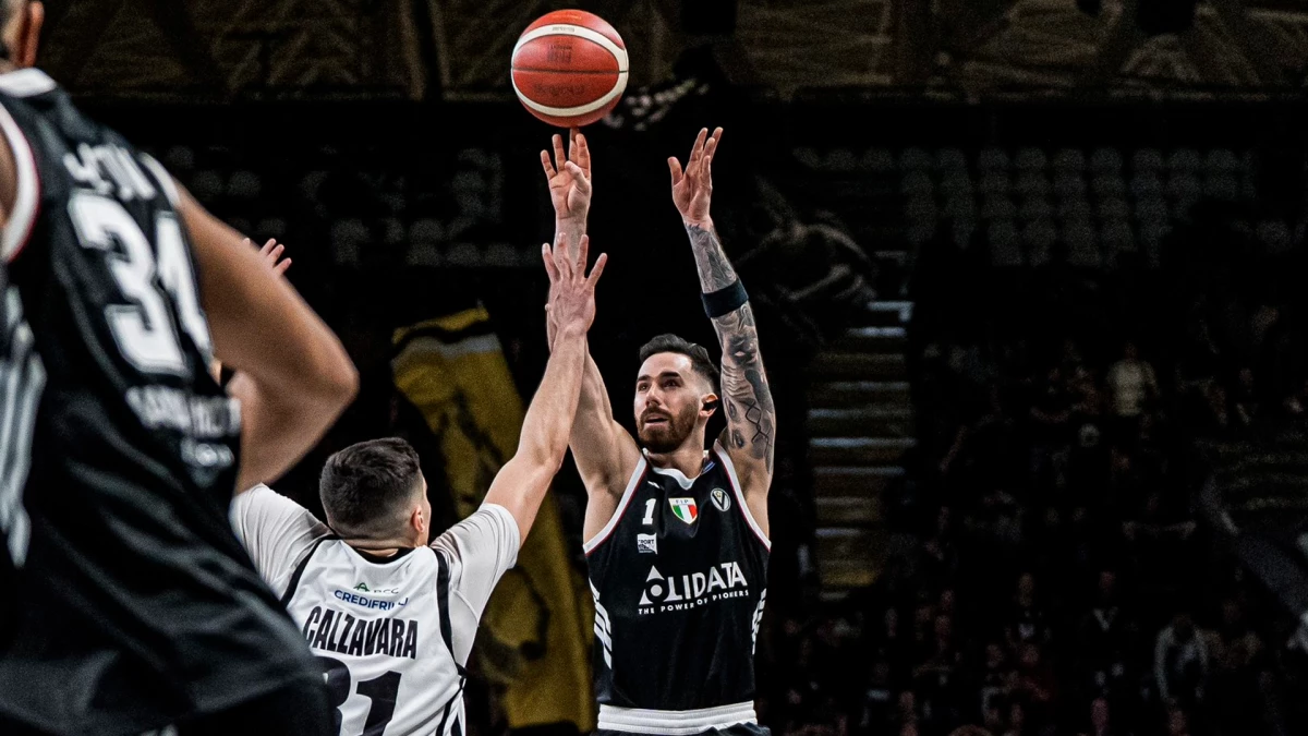 Foto: @VirtusBo. El marplatense Luca Vildoza fue uno de los mejores en el triunfo del Virtus Bologna