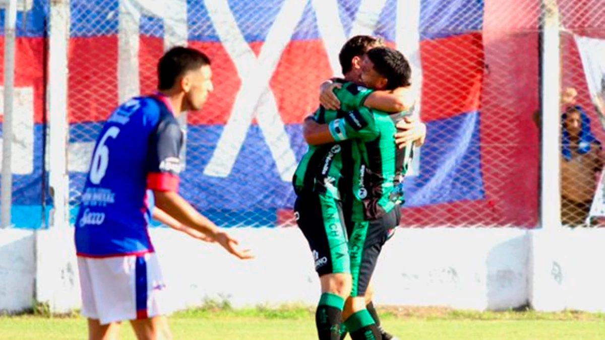 Foto:@NuevaChicago. El festejo de gol de Cocimano. El equipo de Mataderos arrancó bien en Santiago del Estero.