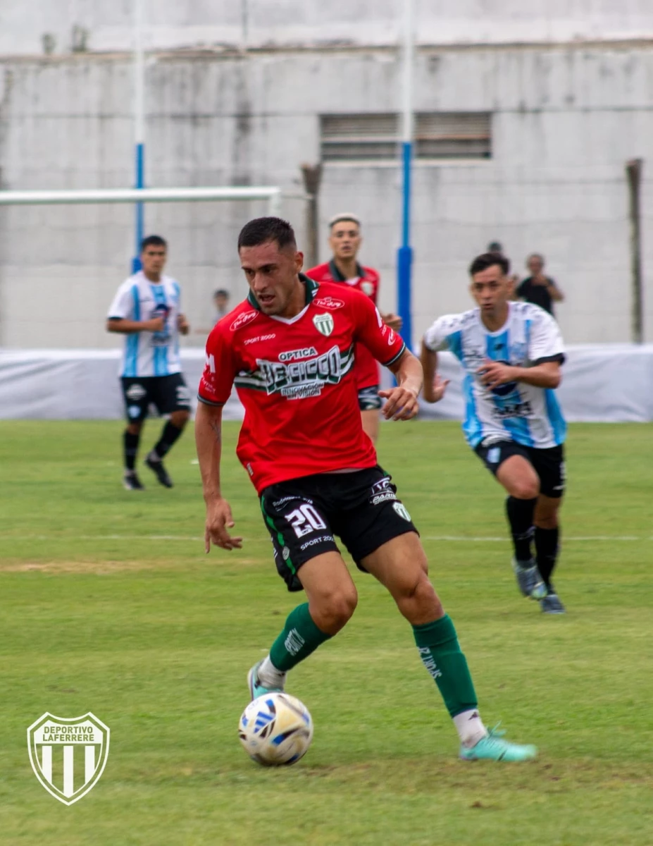 Foto:@LafeOficial. Lucas Rebecchi maneja el balón para Laferrere, que igualó 1-1 en la Barranca quilmeña