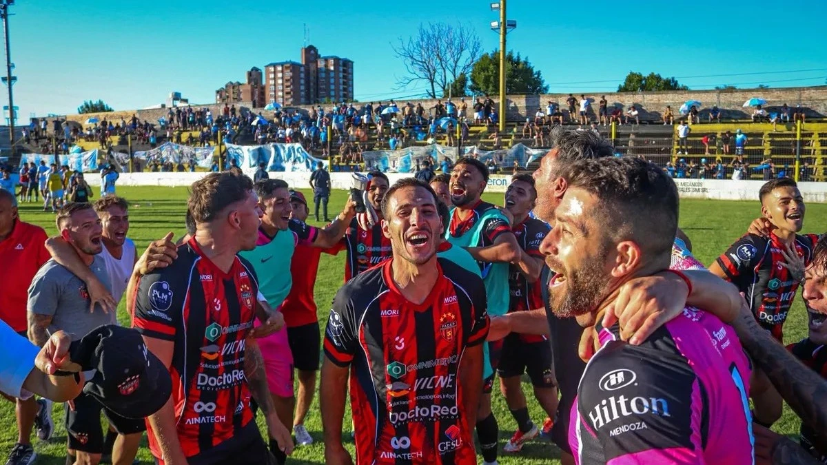 FADEP festeja el triunfo y el ascenso al Federal A, tras ganarle la final del Regional Amateur a La Amistad de Cipolletti. Foto: prensa FADEP
