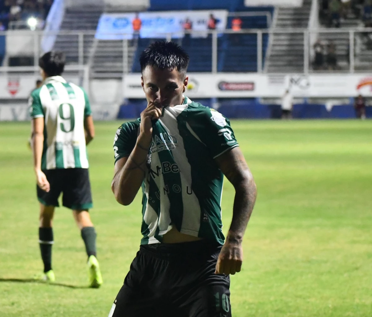 Foto:@ExcursioOficial. Máximo Blanco, autor del primer gol, festeja para Excursionistas, que venció en Merlo