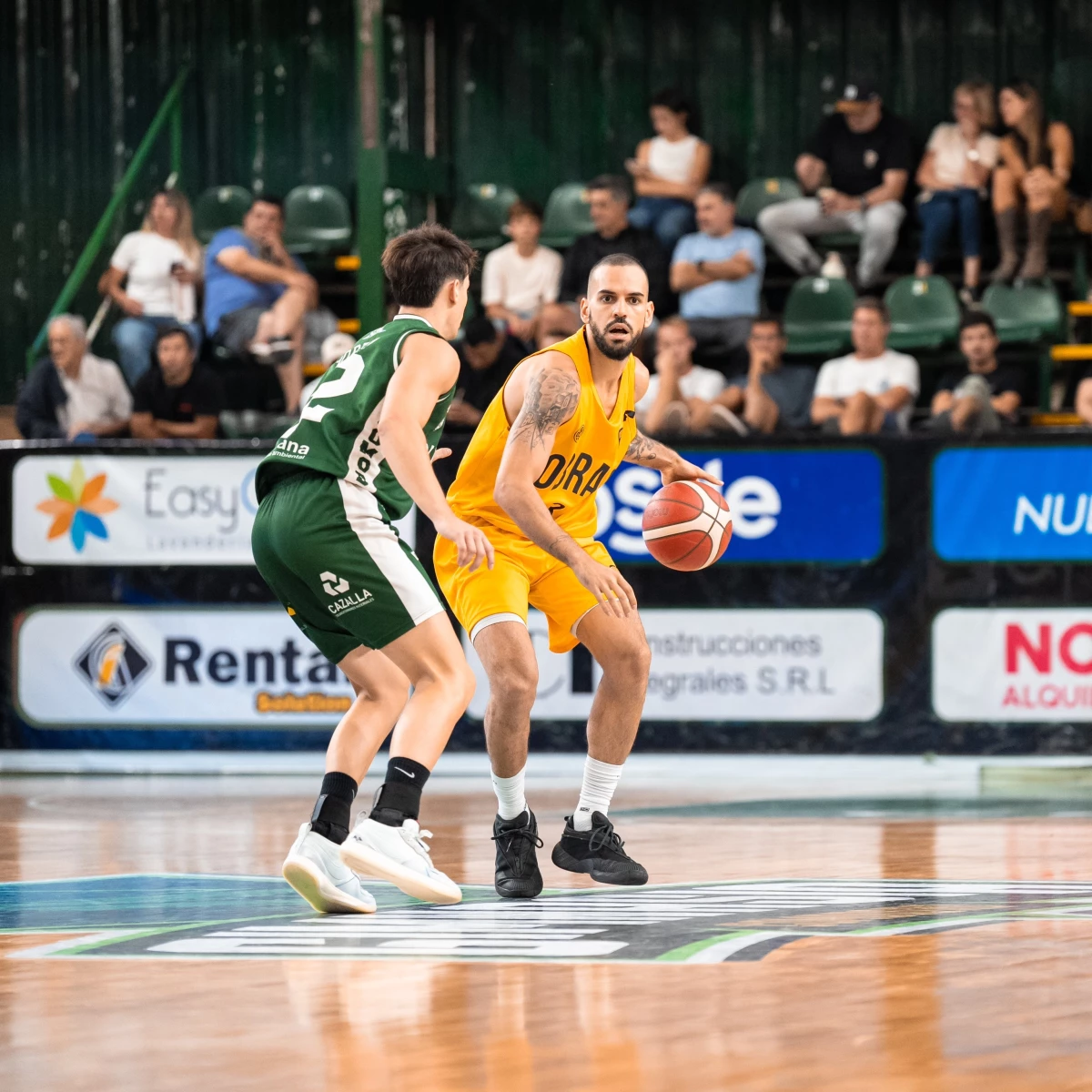 Foto:Prensa Gimnasia de Comodoro Rivadavia. El base Pedro Barral maneja la bola. Obras lo perdió en tiempo suplementario