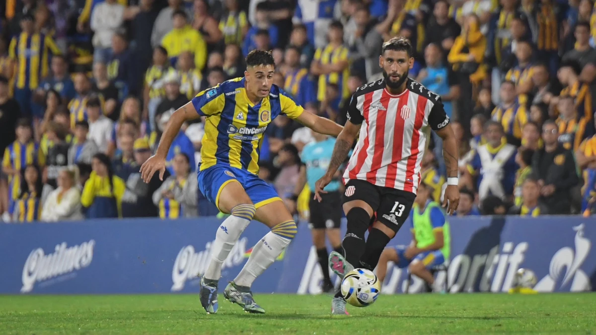 Rafael Barrios la juega ante la presión de Agustín Sández | FotoX@barracascentral