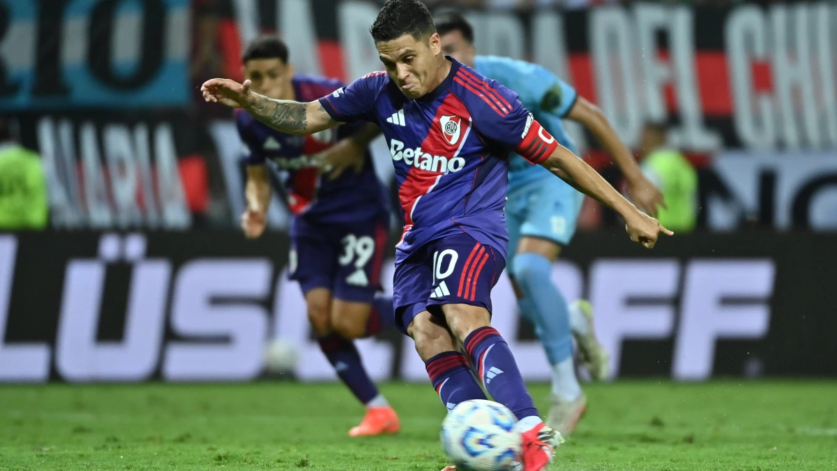 Foto: Prensa River. Juanfer Quintero, líder, capitán y mejor jugador del equipo, le da a River el gol de la paz ante Bolívar. &nbsp; &nbsp;