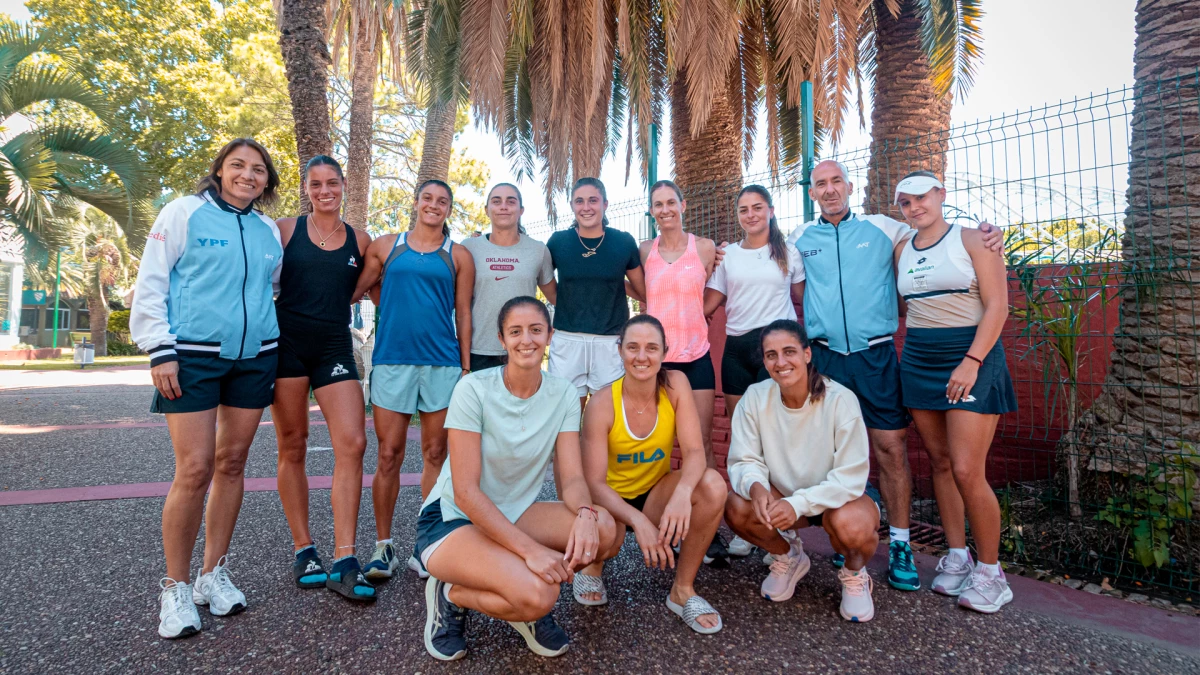 Suárez y el grupo de tenistas argentinas que fueron parte de una jornada de entrenamientos con Paola Suárez | Foto: &nbsp;X @AATenis