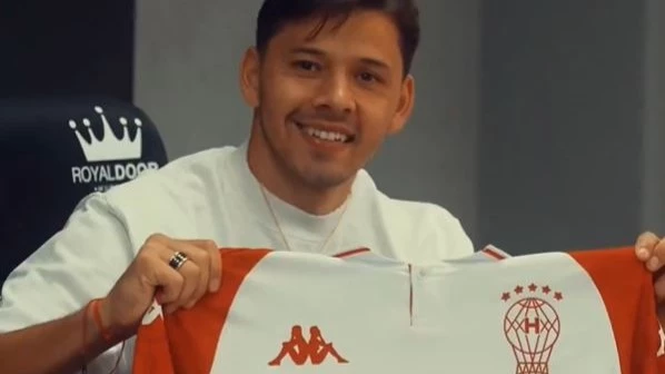 Foto:@CAHuracan. El paraguayo Oscar Romero muestra la camiseta que defenderá en este 2026