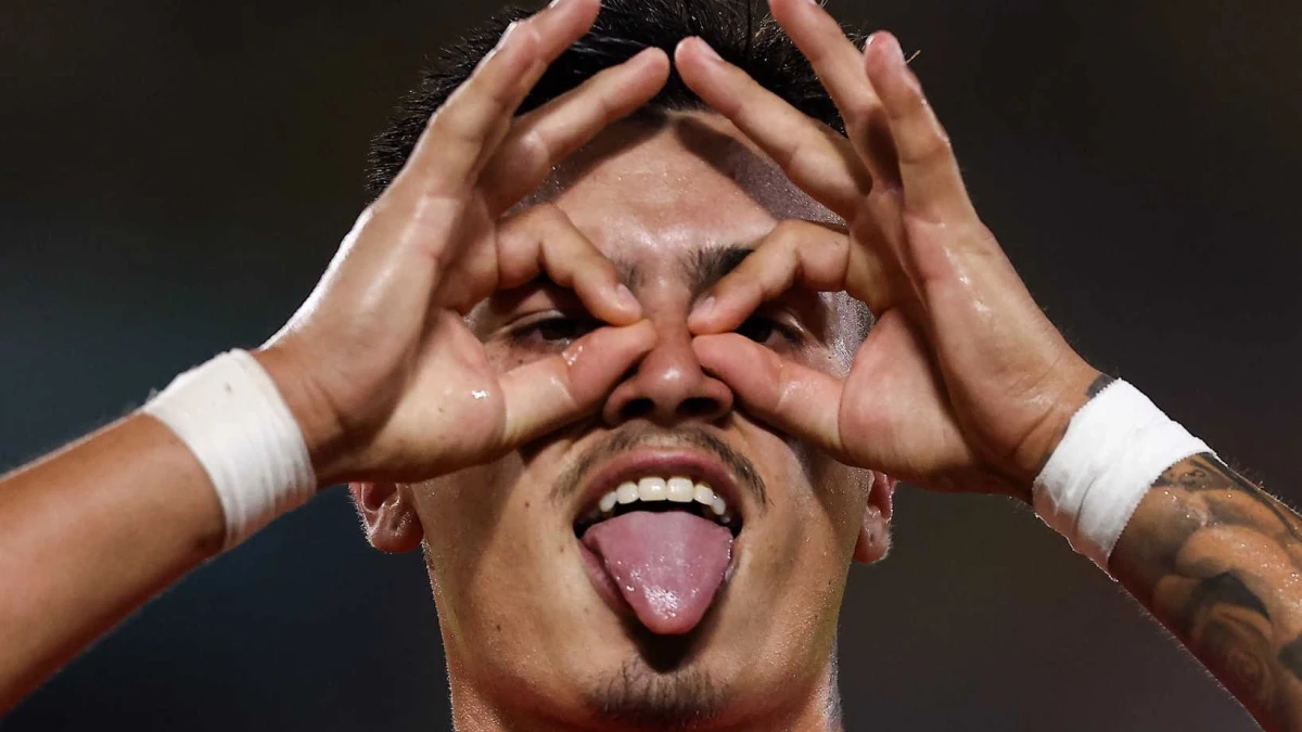 Foto:@AAAJoficial. El ingresado Porcel se llenó la boca de gol. Ganó el Bicho en Ecuador