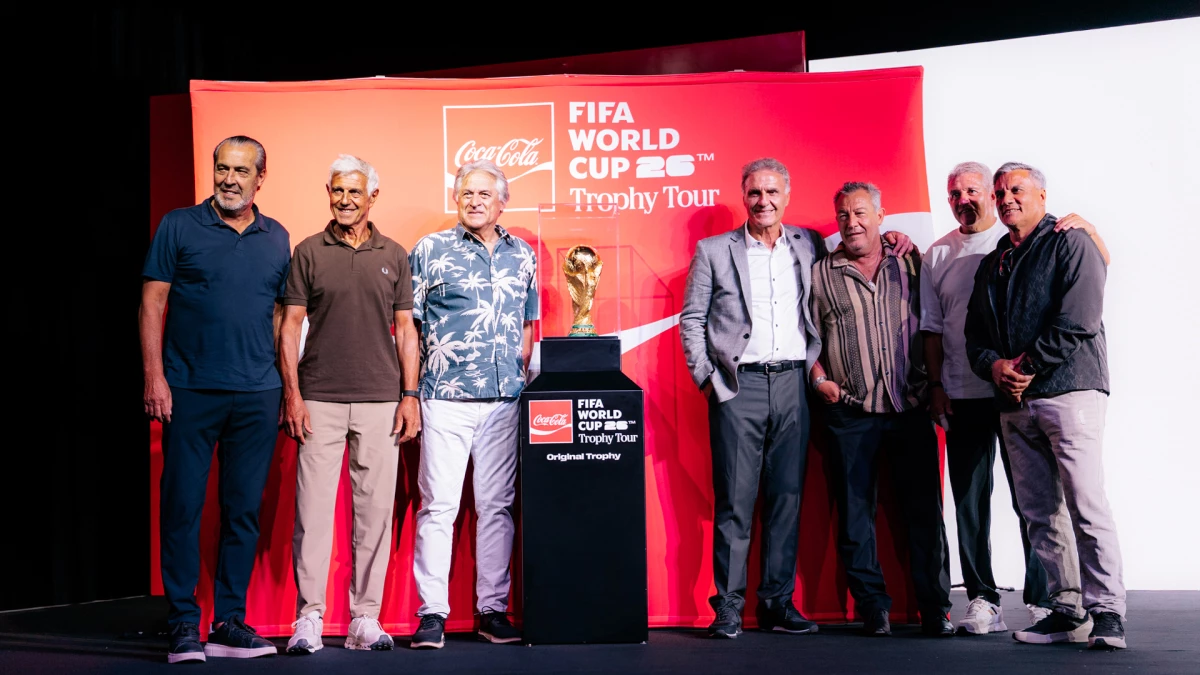 El Trofeo original de la Copa del Mundo de la FIFA junto a los campeones del Mundo de la Selección Argentina | Foto: Prensa