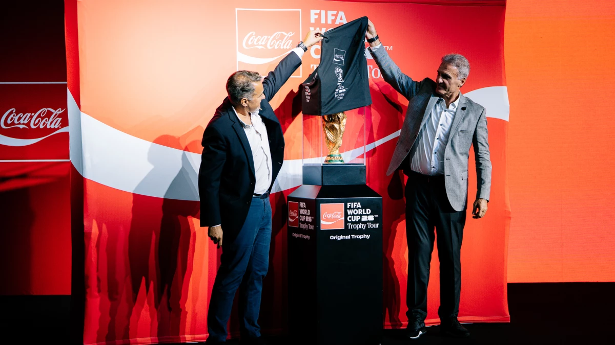 Oscar Ruggeri, Leyenda FIFA, descubrió el Trofeo Original de la FIFA en La Rural | Foto: Prensa