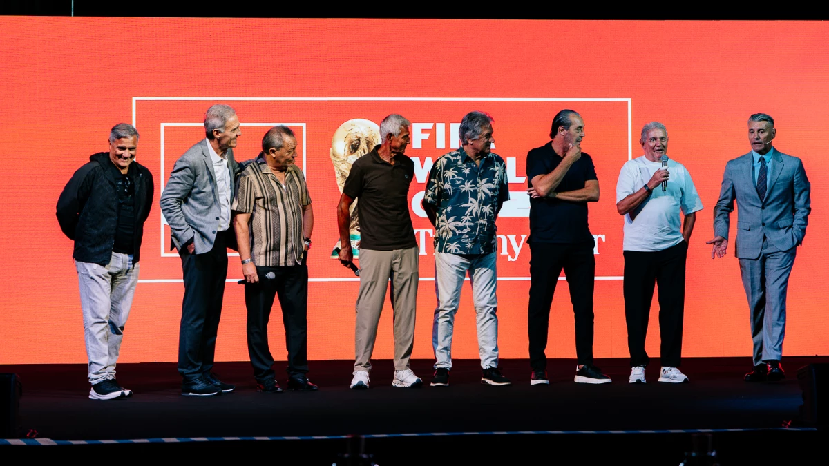 Enrique, Ruggeri, Tapia, Giusti, Fillol, Batista, Burruchaga, los campeones del Mundo del ´78 y el ´86 junto a Sergio Goycoechea en la presentación del Trofeo | Foto: Prensa