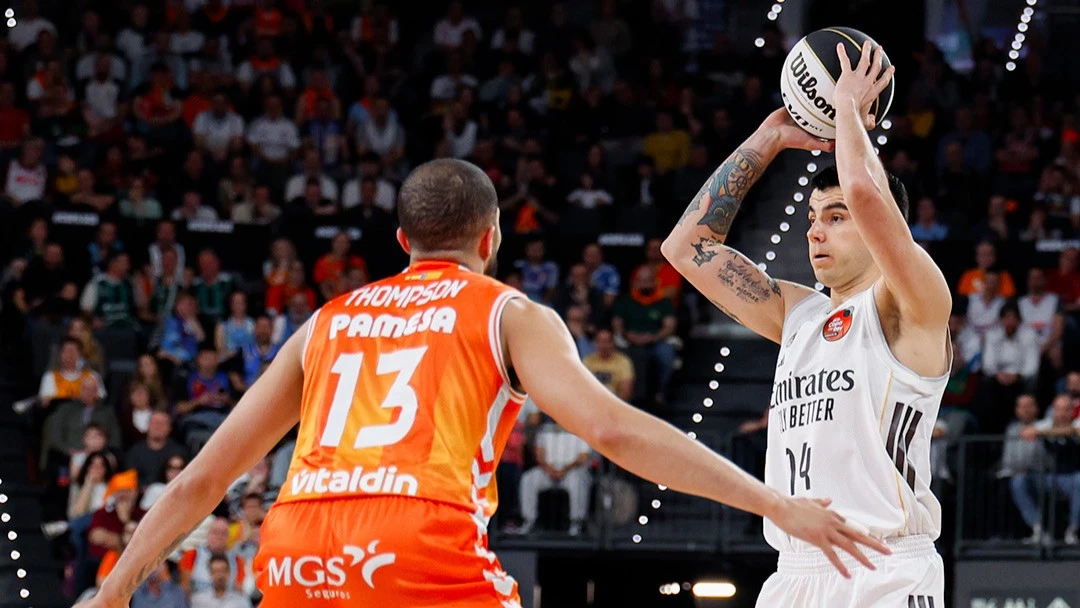 Foto:@RMBaloncesto. El santiagueño Deck sumó 13 puntos y 3 rebotes en el triunfo apretado del Real Madrid