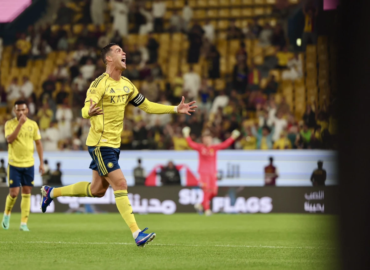 Foto:@Cristiano. El portugués CR7 explota de alegría. Metió un doblete para el 4-0 de Al Nassr sobre Al Hazem en la Liga Saudí