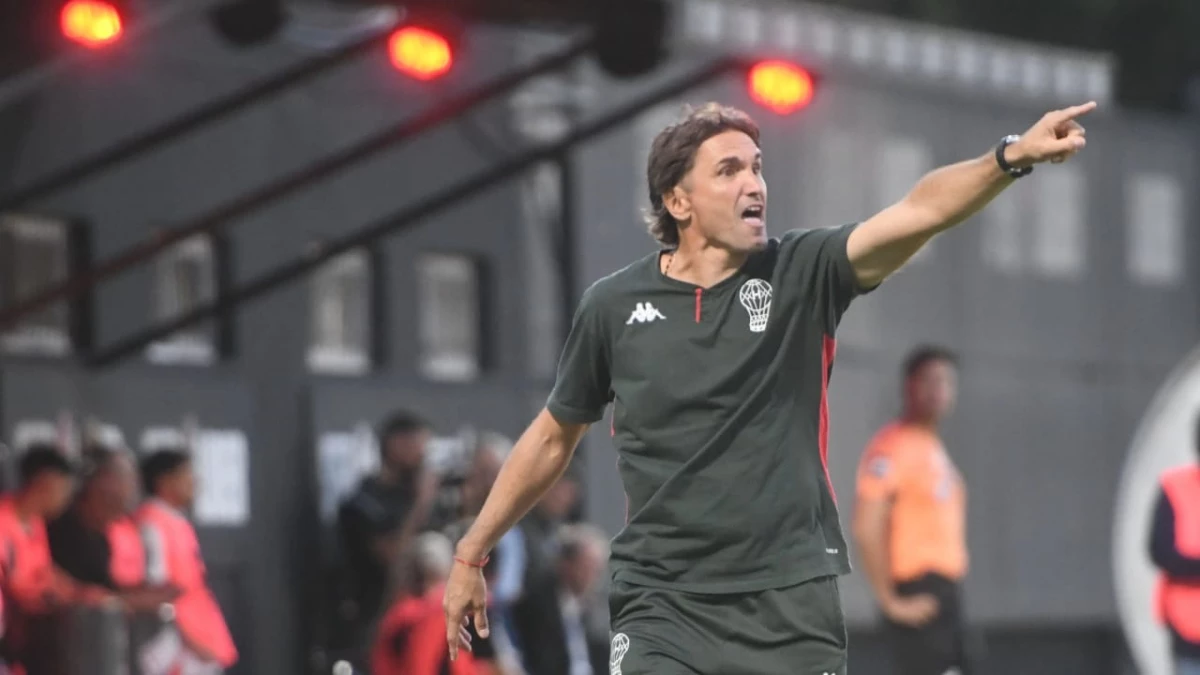 Foto: Raúl Ferrari. Da indicaciones Diego Martínez, el DT de Huracán&nbsp;