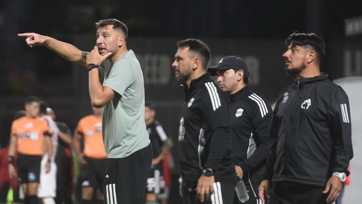 Foto: Raúl Ferrari. El técnico de Riestra, Gustavo Benítez, entrega sugerencias a sus jugadores. No hubo brillo en el Bajo Flores.&nbsp;