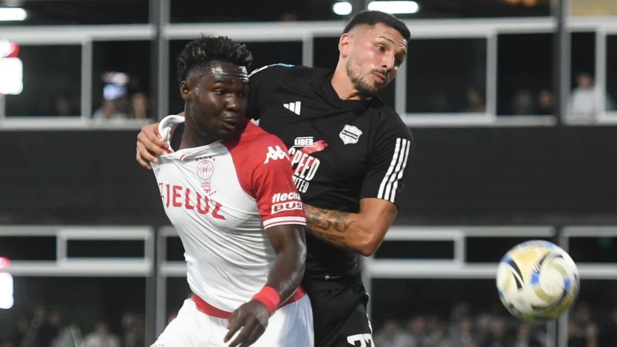 Foto: Raúl Ferrari. Jordy Caicedo va en búsqueda del balón. El Malevo y el Globo aburrieron