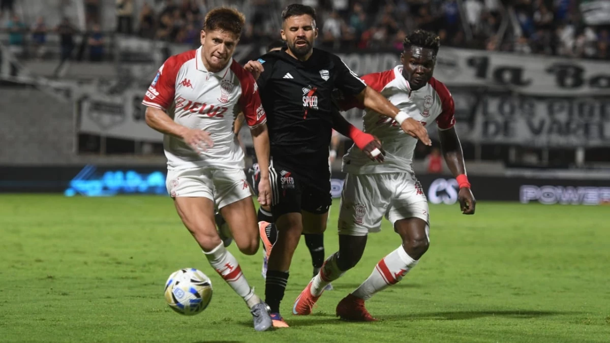 Foto: Raúl Ferrari. Una síntesis del partido. Mucha marca, mucha fricciòn y poco juego. Empate sin goles entre Riestra y Huracán&nbsp;