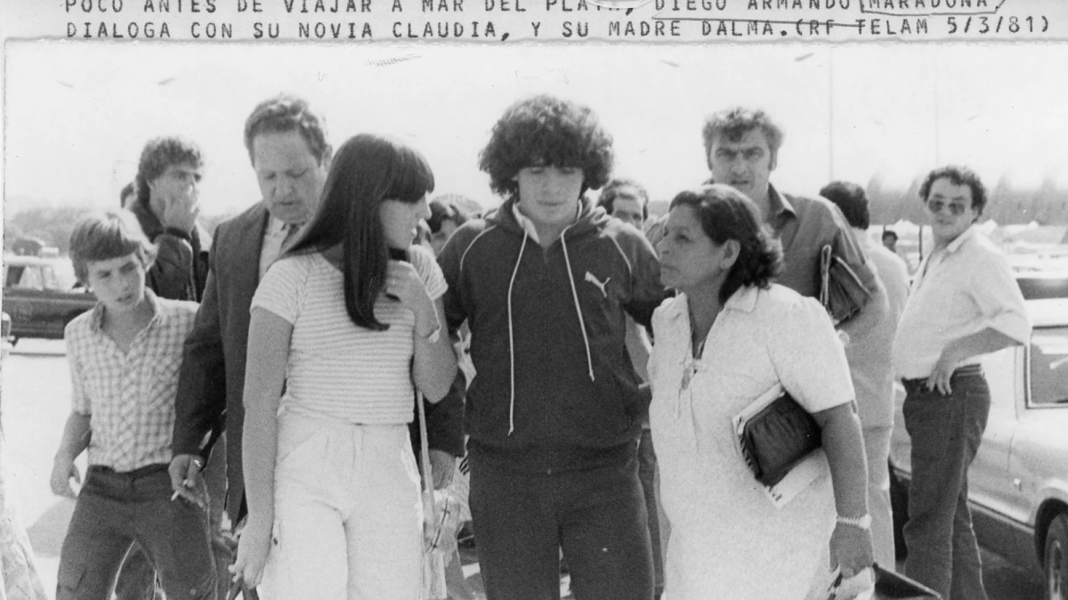 Foto: Telam (Archivo RTA). Maradona, junto a Claudia Villafañe (en esos momentos su novia) y su madre Tota.&nbsp;