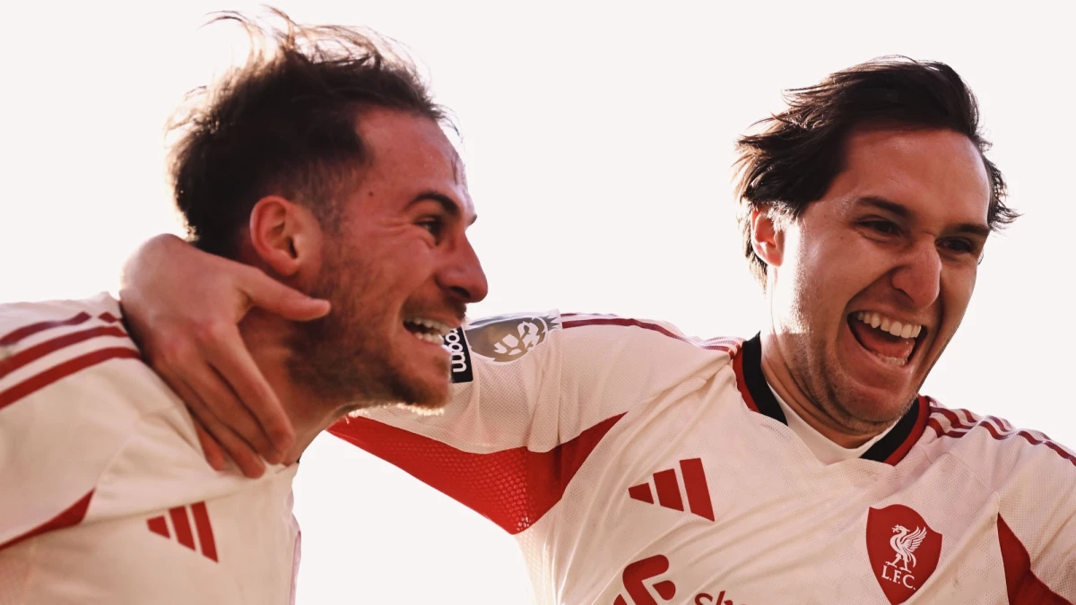 El festejo de Alexis con el italiano Chiesa. Foto: Liverpool.