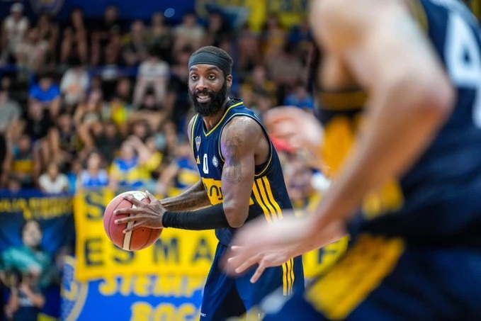 Foto:@BasquetBocaJrs. El extranjero Wayne Langston colaboró con 15 unidades a la victoria del elenco azul y oro ante Platense