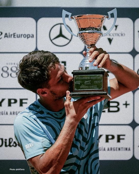 Guido Justo ganó su primer título de Challenger al vencer en la final a Lautaro Midón. Foto: prensa Asociación Argentina de Tenis (AAT)