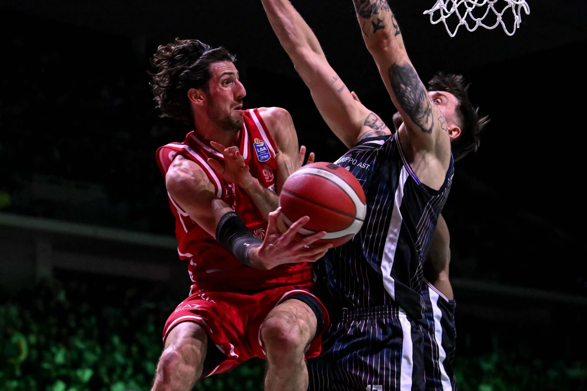 Foto: @OlimpiaMI1936. El cordobés Bolmaro aportó 11 puntos en el triunfo del Olimpia Milano en la final