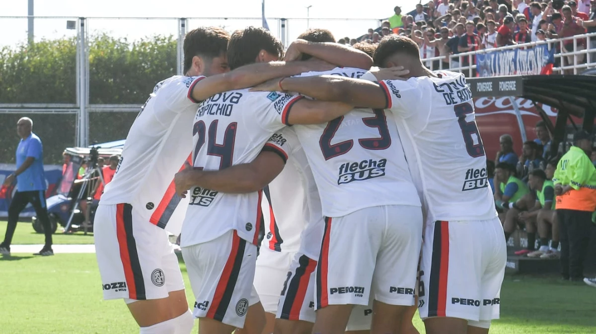 Foto: Eliana Obregón. San Lorenzo celebra el primer gol en la victoria 2 a 0 ante Estudiantes de Río Cuarto