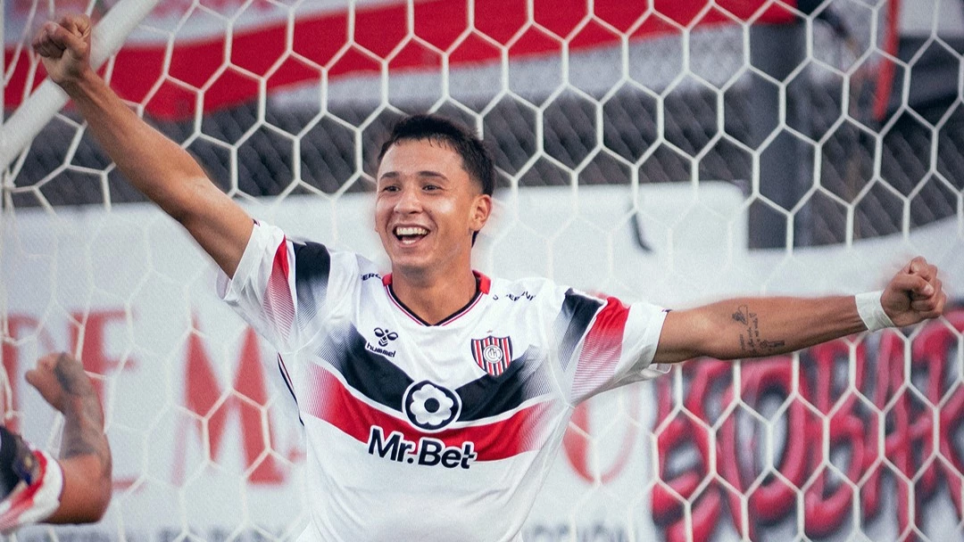 Foto:@ChacaOficial. El joven Francisco Cristaldo festeja el tercer gol de Chacarita.&nbsp;