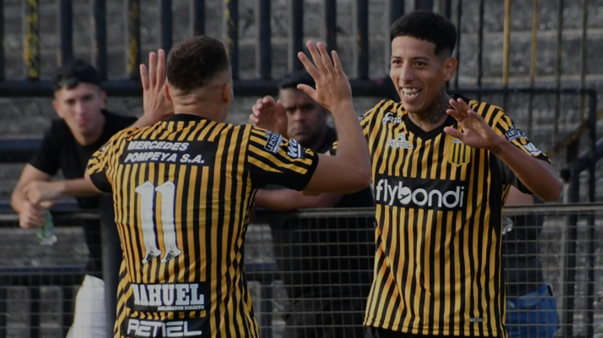 Foto:@Club_AlteBrown. El extremo Tomás Almada celebra el primer tanto de la Fragata en Isidro Casanova.&nbsp;