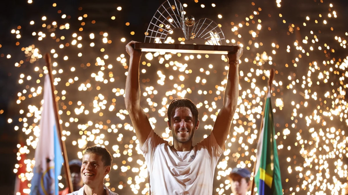 Etcheverry, el trofeo y el Peque Schwartzman, ganador de la edición 2018. Foto: Rio Open