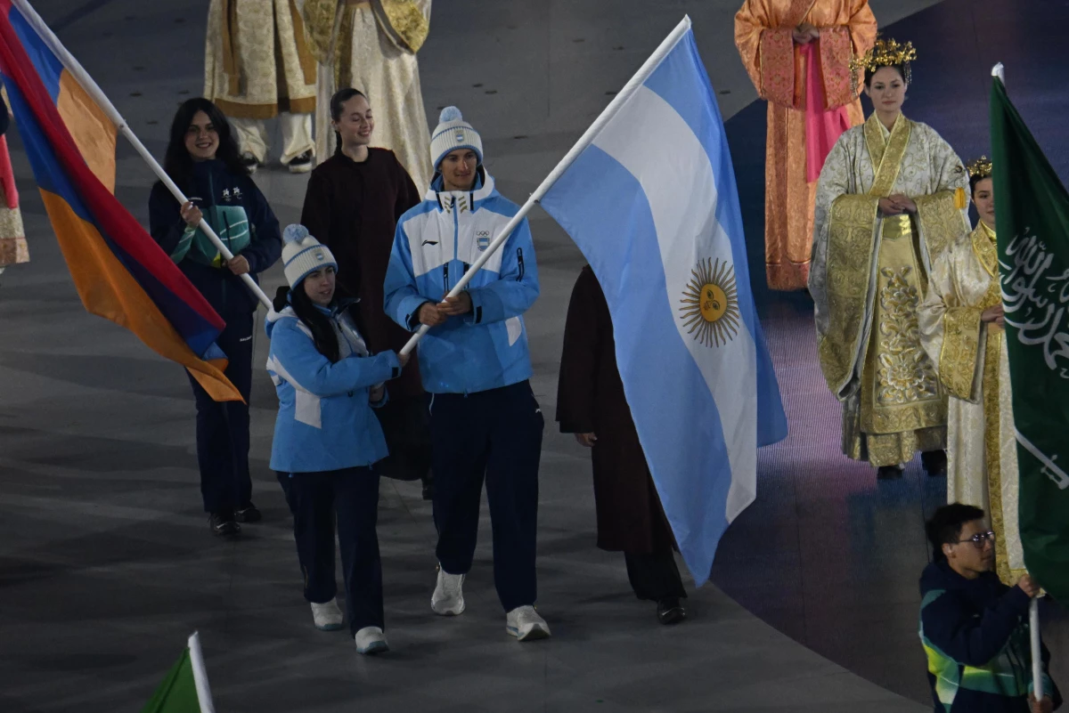 Verónica Ravenna y Franco Dal Farra con la bandera en la ceremonia de clausura. Foto: Prensa COA.