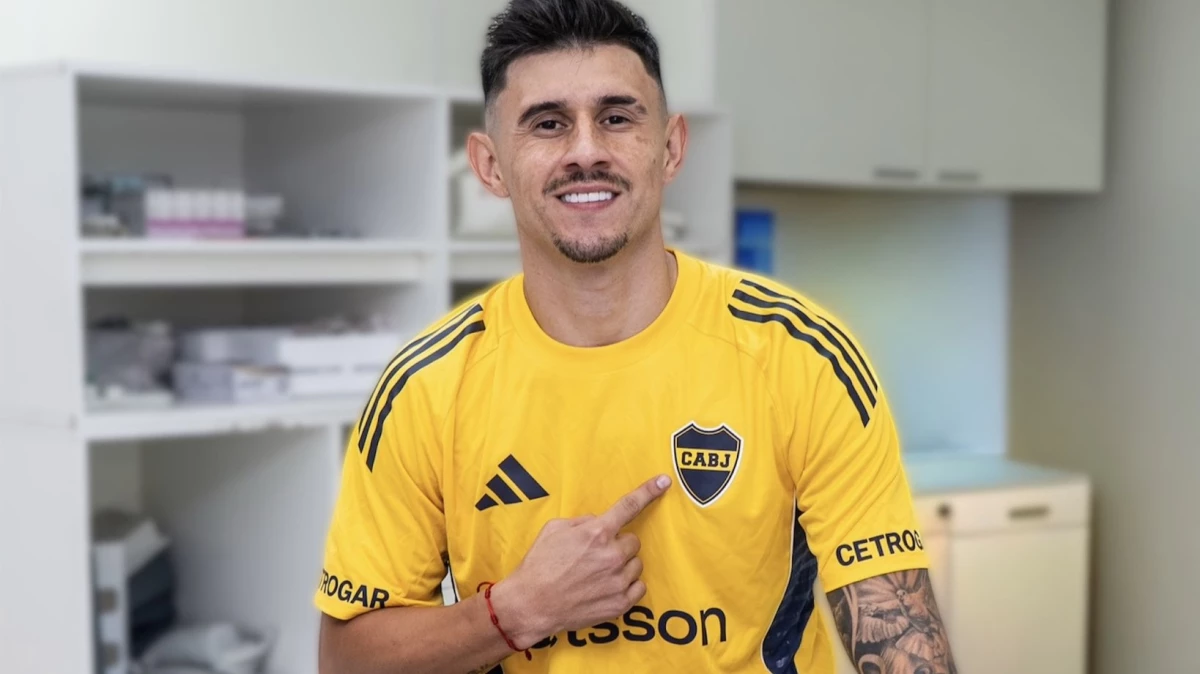 El paraguayo Adam Bareiro firmó el pasado viernes su contrato y debutará el martes por Copa Argentina. (Foto: @BocaJrsOficial)