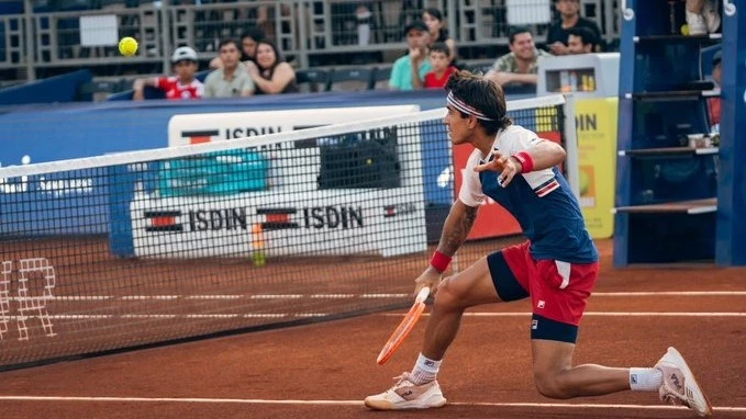 Francisco Comesaña venció al español Pedro Martínez y avanzó a los octavos de final del ATP 250 de Santiago de Chile. Foto: &nbsp;@ATPTour_ES