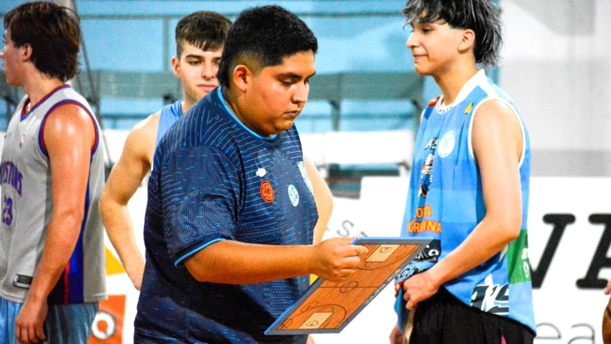 El entrenador de 22 años sabe que deberá imponerse con su idea y trabajo a jugadores de experiencia en el Federal y que son mayores a él | Foto: Prensa Liga Federal