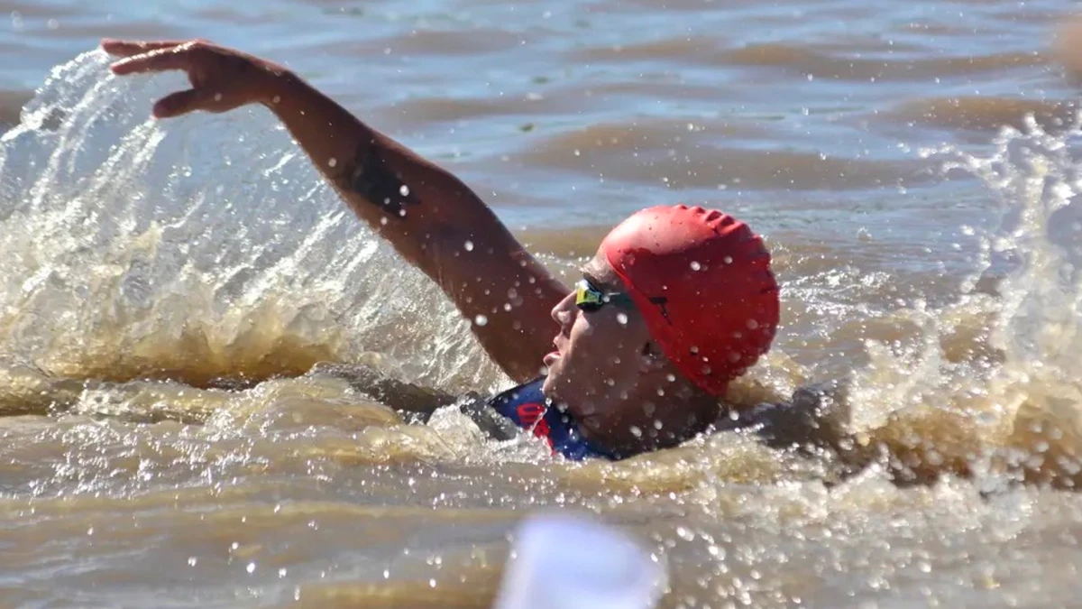 Foto: Joaquín Moreno ganó la prueba inicial del Argentino de Aguas Abiertas entre Santo Tomé-Santa Fe