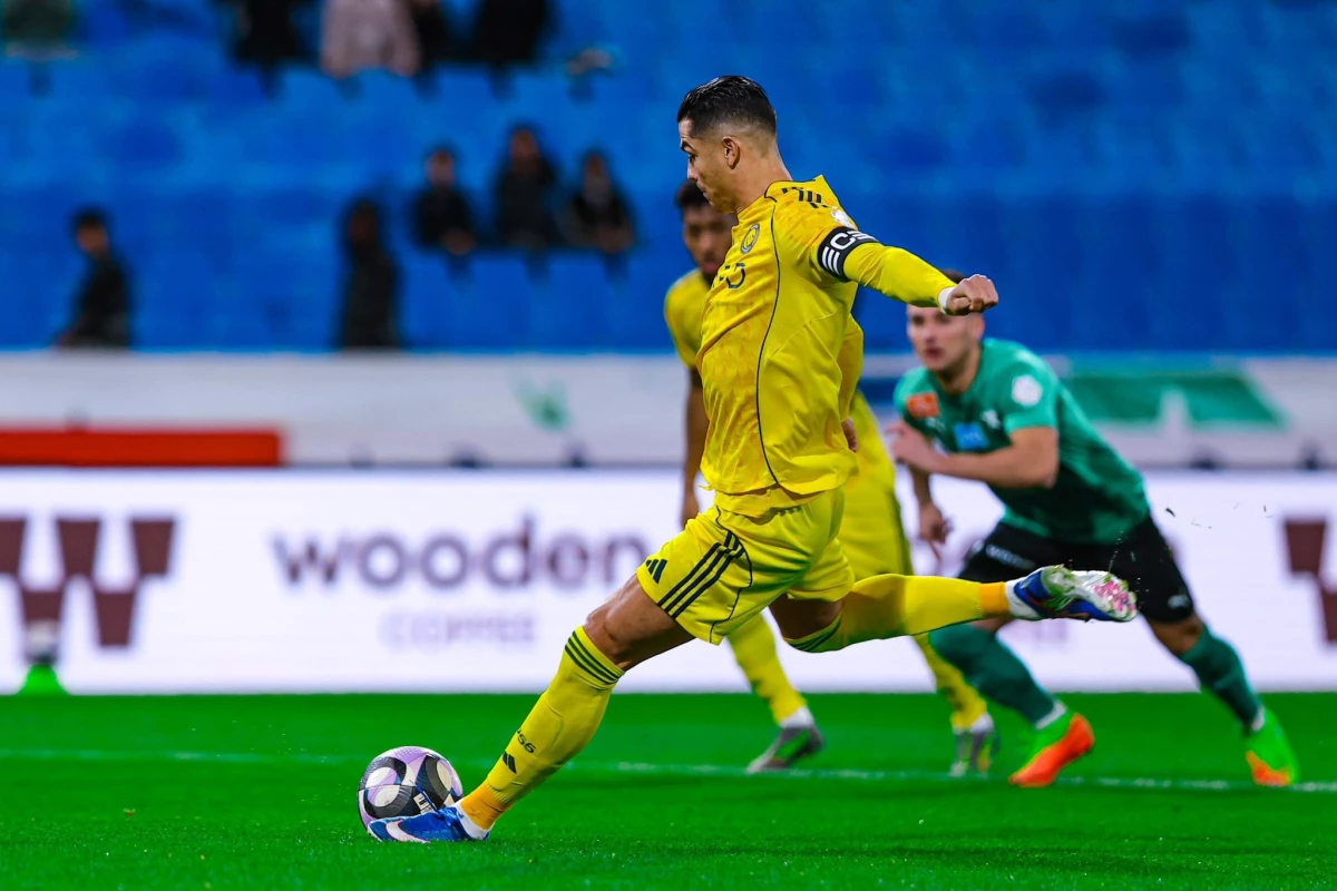 Foto:@AlNassrFC_EN. Cristiano Ronaldo impacta de derecha y convierte el primer tanto en la goleada
