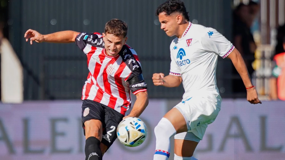 Nicolás Capraro defiende el balón ante David Romero durante la victoria de Barracas Central contra Tigre. Foto: @barracascentral&nbsp;