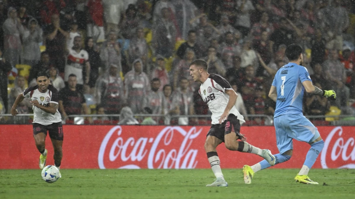 El momento del gol de Castillo, que abrió el camino de la hazaña granate | Foto: Lanús