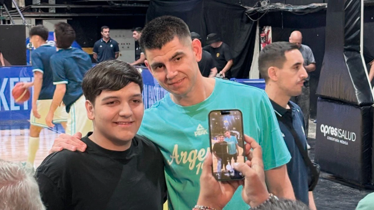 Gabriel Deck junto a los hinchas que compartieron una imagen y saludo en la previa del partido ante los Charrúas | Foto: &nbsp;Captura Video&nbsp;